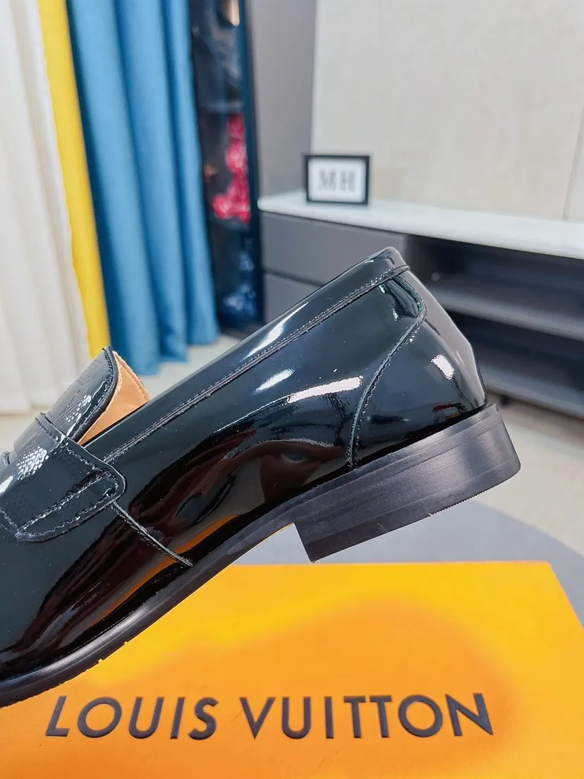 Men's Men's Shoes 💰480🌹🌹《Lv》The latest and most popular casual business leather shoes, top brands [Seduce] Luxury ~ Purchasing, [Strong] The uppers are made of imported patent leather with printed original material ➕ Genuine leather lining (•) fine workmanship. The original stylish and stylish soft rubber wear-resistant and non-slip outsole is light and comfortable on the feet. The real thing looks better in real life. 38-44, 45 can be customized.